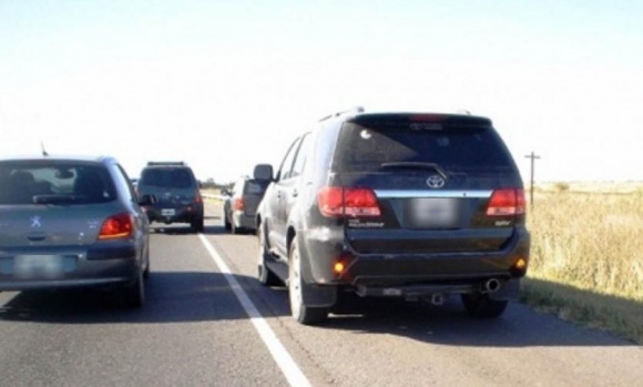 Más de 100 conductores fueron sancionados por circular por la banquina en las rutas