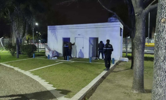 Dos detenidos en Del Viso por robar artefactos del baño de una plaza