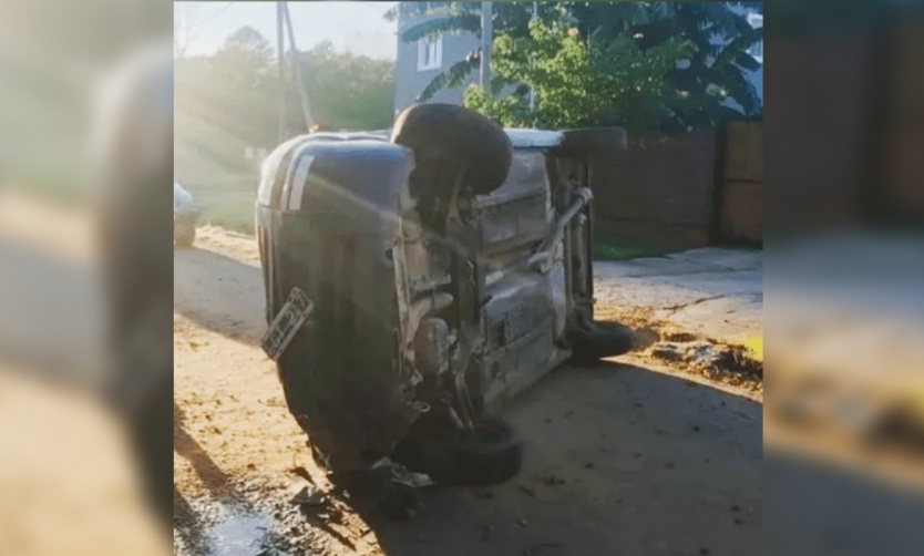 Conductor volcó el auto al esquivar un perro en el barrio Pellegrini