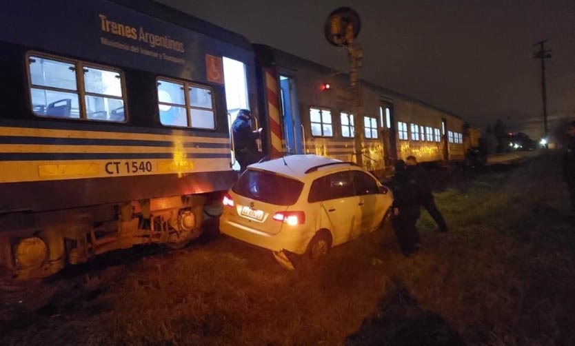 Muere automovilista al ser embestido por el tren