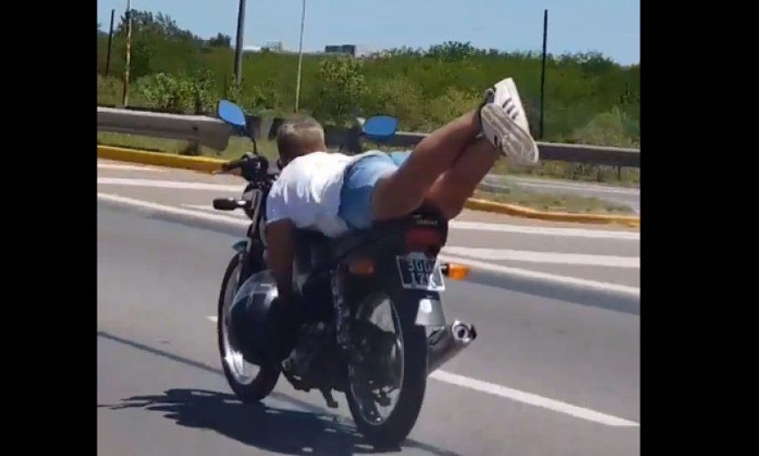 Video: Peligrosas maniobras de un motociclista en plena Panamericana