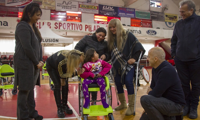 Una ONG y la Comuna entregaron sillas de ruedas a niños pilarenses