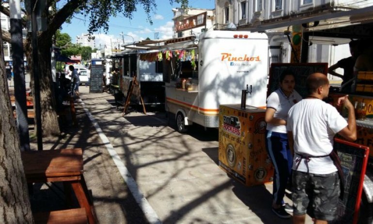 Siguen los tironeos por los food trucks en la Plaza 12 de Octubre: roces entre funcionarios