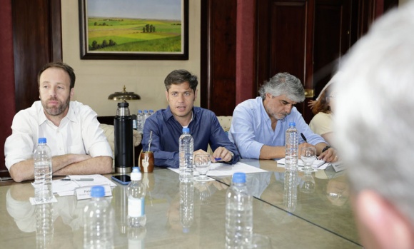 Kicillof acordó con gremios un nuevo aumento para docentes y estatales