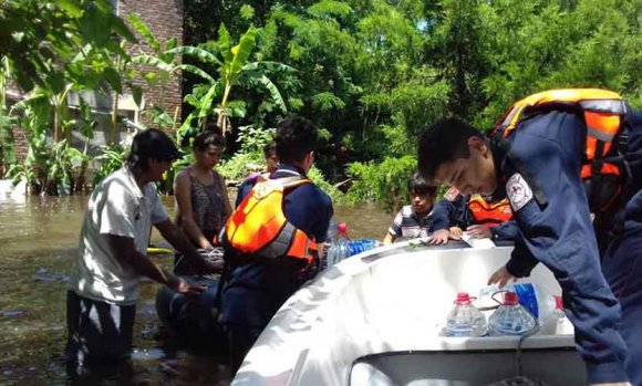 Por el desborde del Río Luján, un centenar de personas esperan volver a sus casas