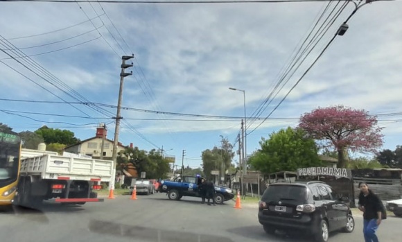 Video: un policía sufrió un brutal accidente al chocar su moto contra un colectivo