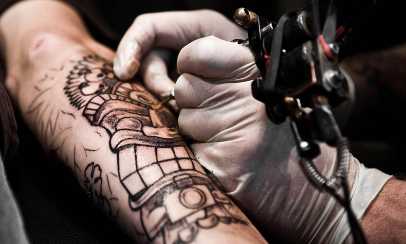 Tatuajes: Alertan por un brote de lesiones cutáneas