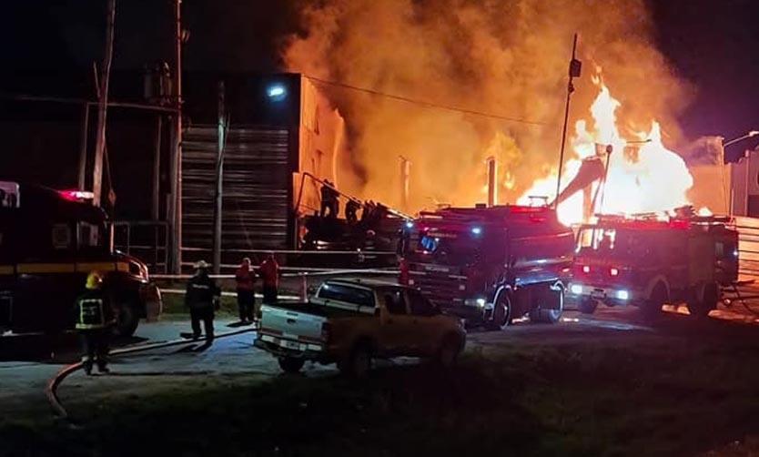 Voraz incendio consumió un aserradero en un barrio de Pilar