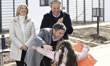 Kicillof y Magario entregaron 110 viviendas a familias de Berazategui