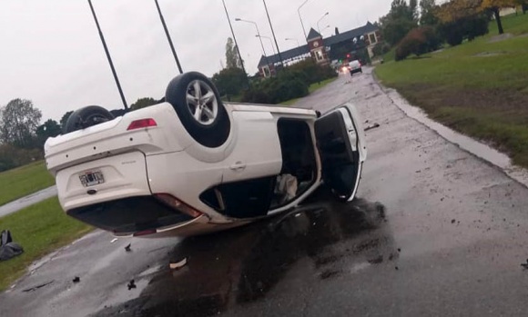 Conductor volcó con su auto en el ingreso a Pilar del Este