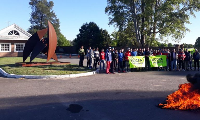 Protesta de la UOCRA en el country Pilar Golf por unos 70 despidos