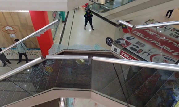 Se negó a declarar el acusado de arrojar a un hombre del primer piso de un shopping de Pilar