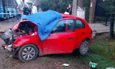 Una persona murió al chocar un auto contra un colectivo