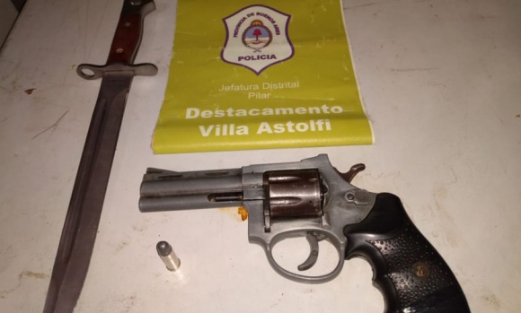 Quedó detenido por amenazar a su expareja con un revólver y un cuchillo