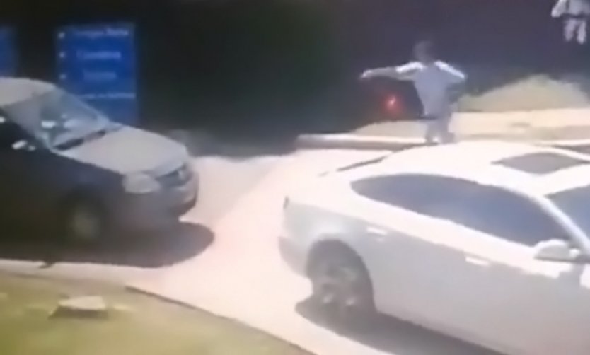 VIDEO: ladrones armados asaltaron a un hombre para quitarle el auto