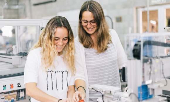 La Austral y Aeropuertos 2000 lanzan becas para que mujeres estudien carreras relacionadas con la aviación