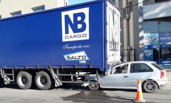 Un herido tras incrustarse un auto debajo de un camión