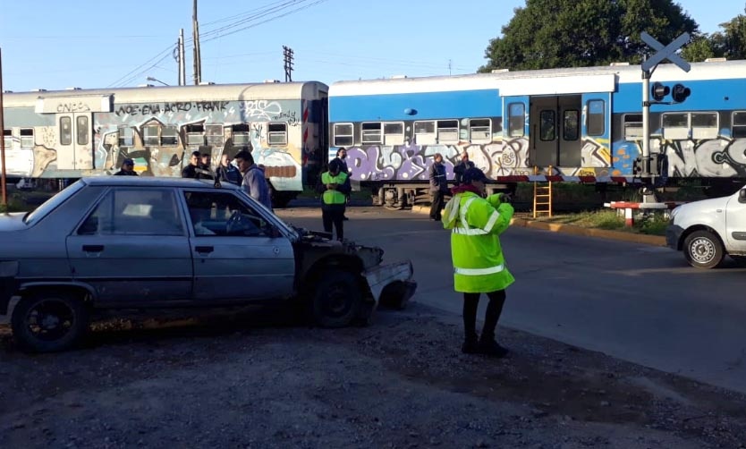 Un auto fue embestido por una formación del Ferrocarril San Martín