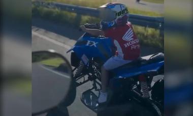 Le sacan la licencia a un hombre que hizo manejar un cuatriciclo a su hijo de 5 años