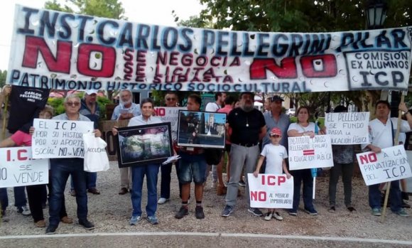 Ex alumnos del Pellegrini piden que se anule el convenio que habilita la subasta de terrenos