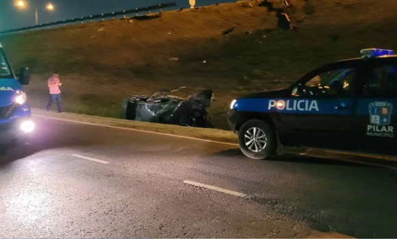 Un joven se desmayó mientras conducía y cayó por un terraplén en la Panamericana