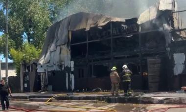 Voraz incendio destruyó una conocida cervecería en Pilar