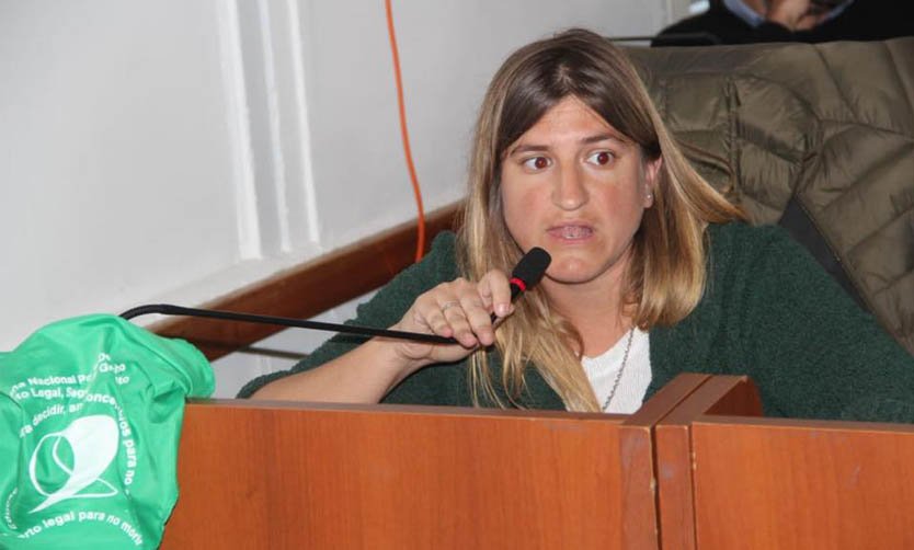 Concejal opositora denunció que su marido fue despedido de la Comuna