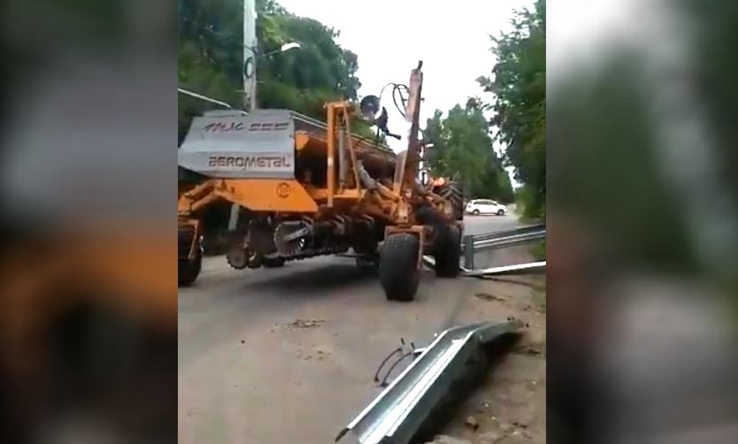 Tractorista destruyó guardarrail para poder pasar por una calle prohibida al tránsito pesado
