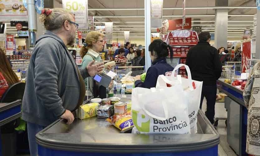 Vidal negocia la vuelta de los descuentos del 50% en supermercados con tarjetas del Provincia