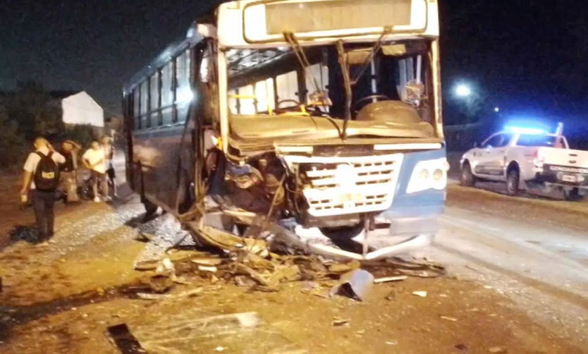 Varios heridos al chocar un colectivo y una camioneta en la Ruta 25