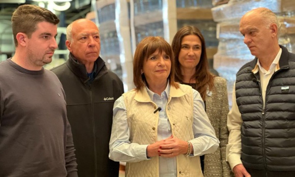 Patricia Bullrich recorrió una fábrica de Pilar junto a los candidatos locales