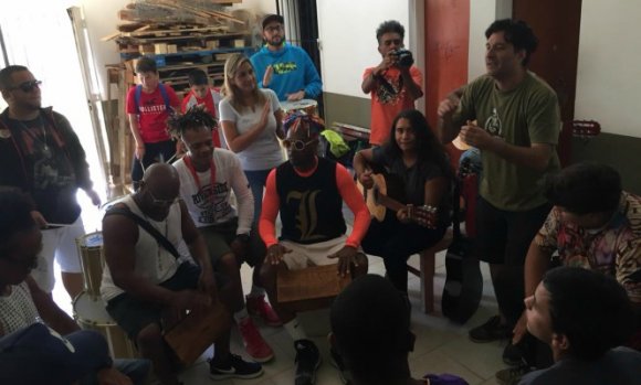 Los percusionistas de la banda Olodum sorprendieron a los chicos del Programa Envión