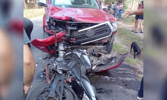 Piden testigos de un choque entre una camioneta y una moto en el que murió un joven