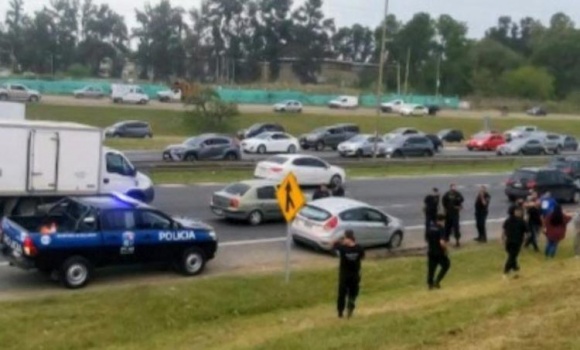 Pareja de policías se tiroteó con delincuentes en un intento de robo