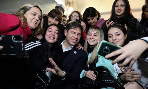 Kicillof entregó computadoras: "Sin igualdad de oportunidades no hay libertad”