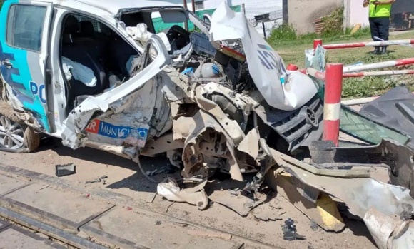 Dos policías heridos al chocar contra el tren mientras perseguían a ladrones