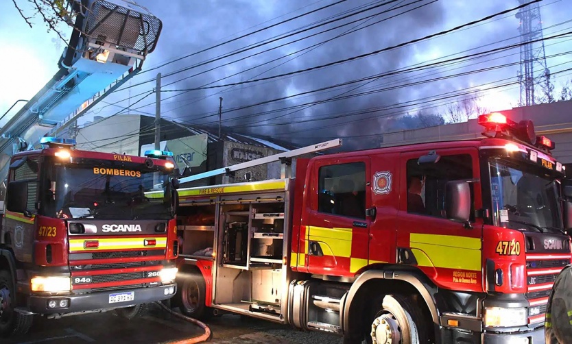 Un incendio de grandes dimensiones en  dos locales del centro de Pilar