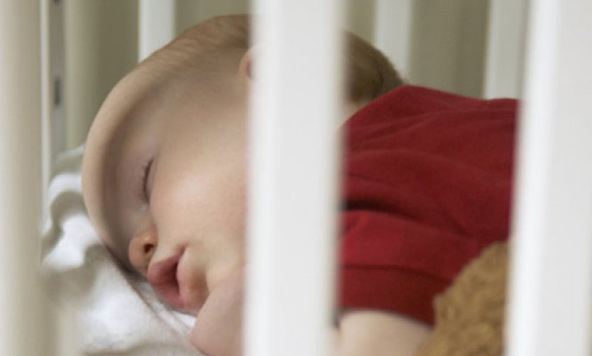 Lanzan campaña para prevenir la muerte de bebés que duermen con sus padres