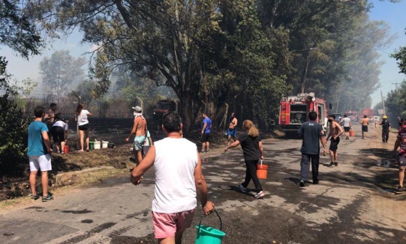 VIDEO: Bomberos y vecinos apagaron otro incendio de pastizales