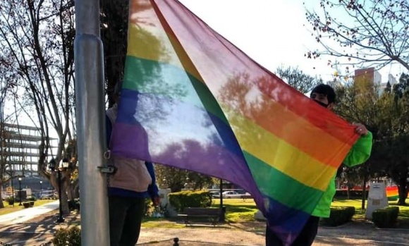 La bandera de la diversidad flameó en la Plaza de Pilar