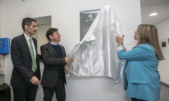 Kicillof participó del descubrimiento de una placa en homenaje a las Abuelas de Plaza de Mayo