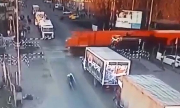 El video en el que un motociclista perdió una pierna por cruzar con barreras bajas