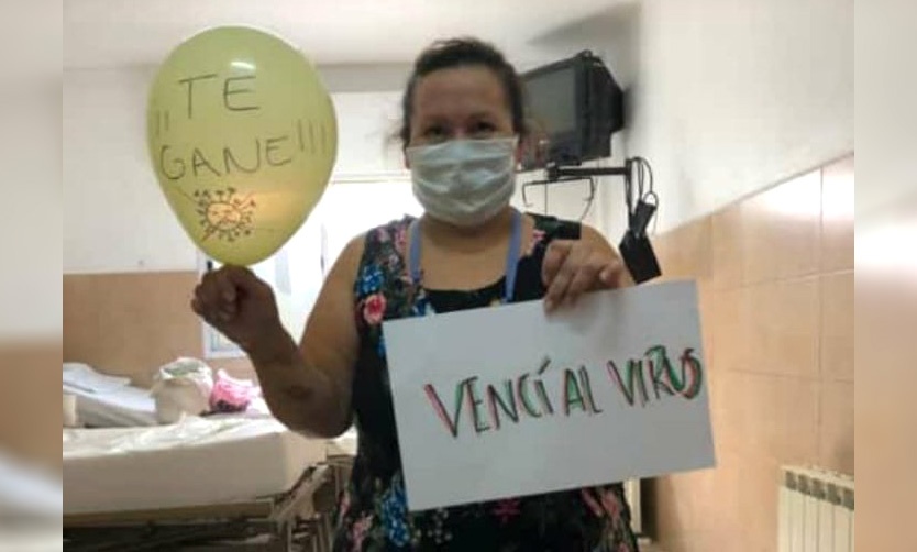 Dieron de alta a una mujer que le ganó la pelea al coronavirus